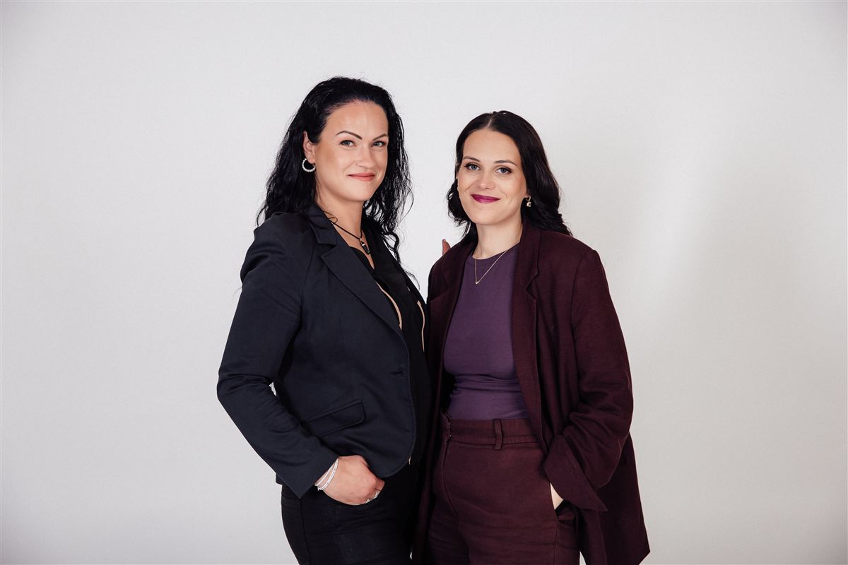 Finantsjuht selgitab kolleegile arvutis numbreid