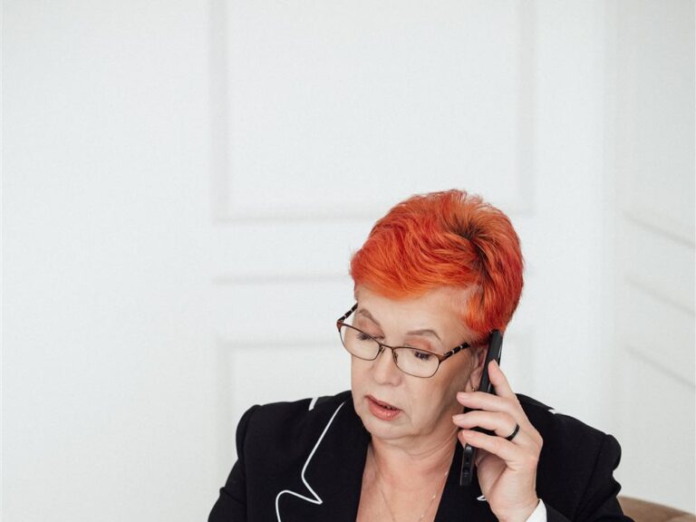 KL Raamatupidamise raamatupidaja räägib kliendiga telefonis