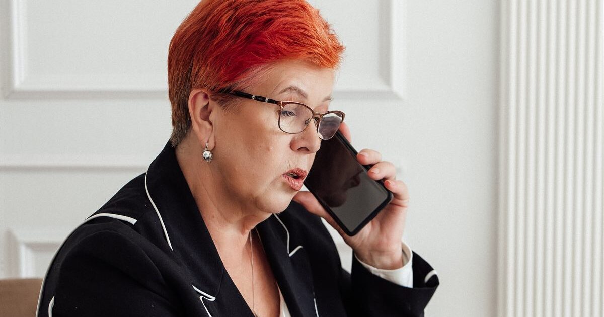 KL Raamatupidamise raamatupidaja räägib kliendiga telefonis