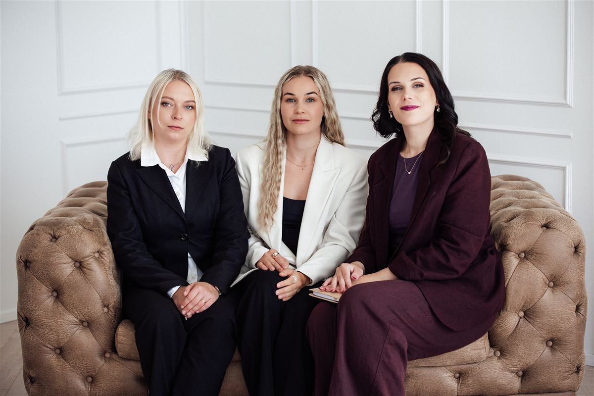 Meeskond vaatab koos finantsaruannet