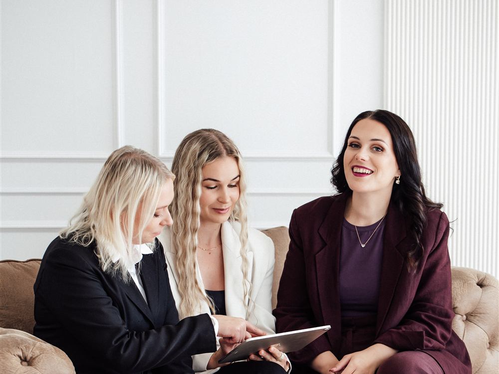 Meeskond vaatab läbi majandusaasta aruande andmeid