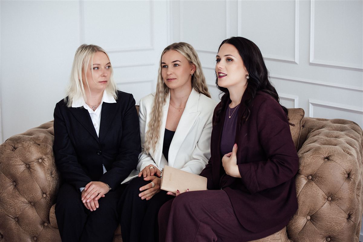 KL Raamatupidamise meeskond arutab kliendi aruannet sülearvuti taga